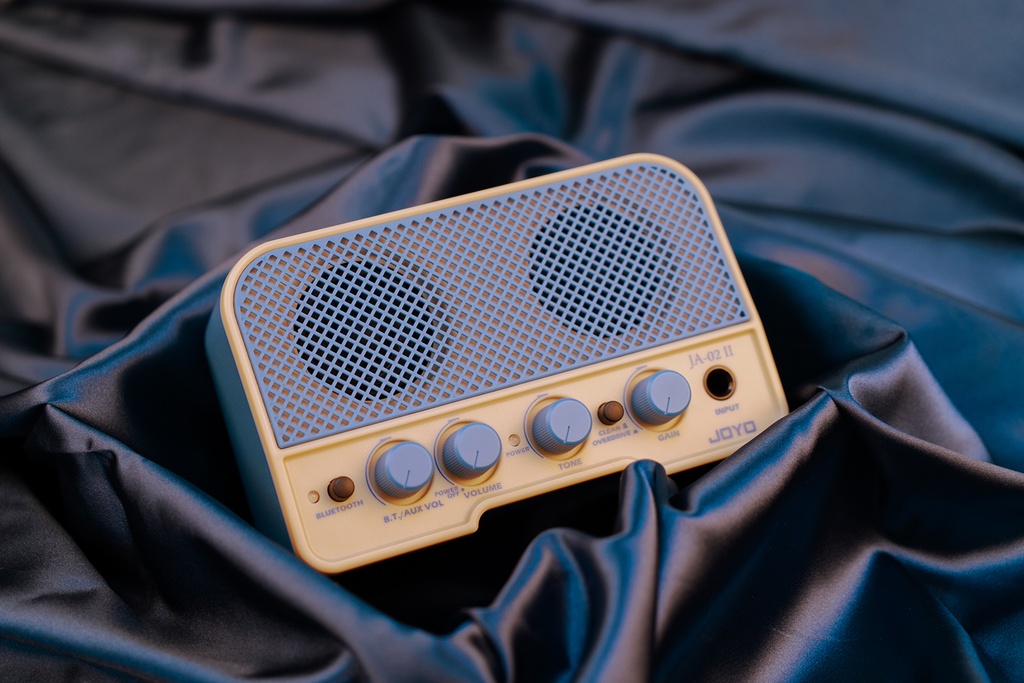 MINI AMPLIFICADOR JOYO, PARA GUITARRA,ENTRADA PARA AUX, PERILLA DE TONO, COLOR CELESTE.