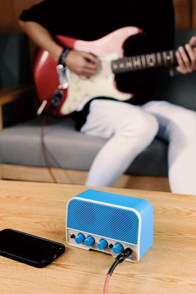 MINI AMPLIFICADOR JOYO, PARA GUITARRA,ENTRADA PARA AUX, PERILLA DE TONO, COLOR CELESTE.