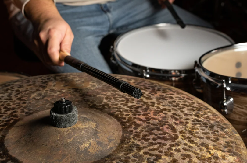 PAR DE ESCOBILLAS DE VARILLAS MEINL, NYLON DURADERO, VOLUMEN MODERADO, MANGO DE MADERA Y DE FACIL AGARRE, ANILLOS AJUSTABLES.