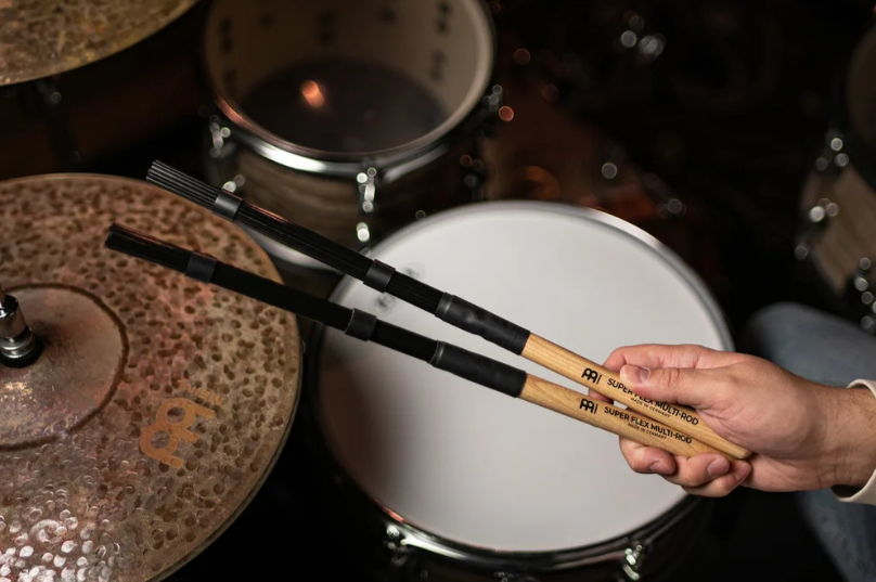 PAR DE ESCOBILLAS DE VARILLAS MEINL, NYLON DURADERO, VOLUMEN MODERADO, MANGO DE MADERA Y DE FACIL AGARRE, ANILLOS AJUSTABLES.