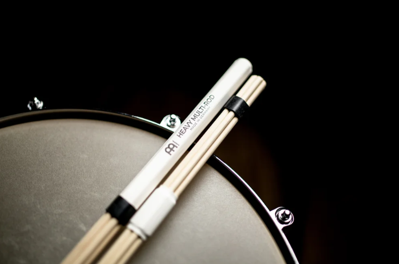 PAR DE ESCOBILLAS DE VARILLAS MEINL, MADERA DURA, VOLUMEN MODERADO, MANGO DE FACIL AGARRE, ANILLOS AJUSTABLES.