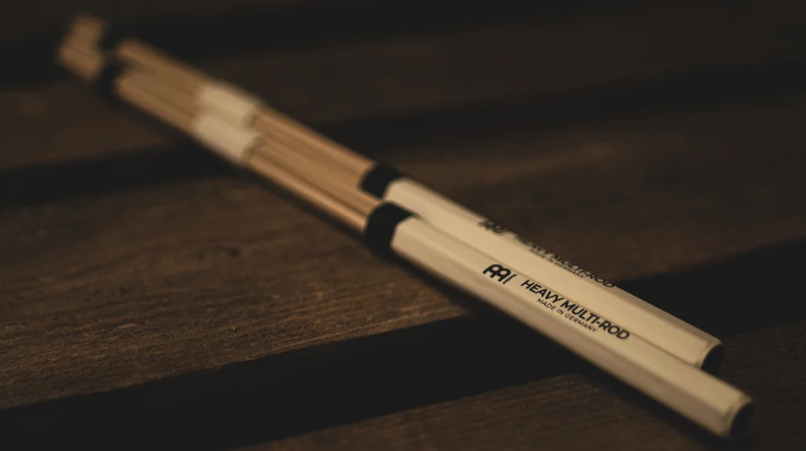 PAR DE ESCOBILLAS DE VARILLAS MEINL, MADERA DURA, VOLUMEN MODERADO, MANGO DE FACIL AGARRE, ANILLOS AJUSTABLES.