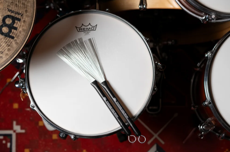 PAR DE ESCOBILLAS PROFESIONALES MEINL, CERDAS DURAS, MANGO COLOR NEGRO.