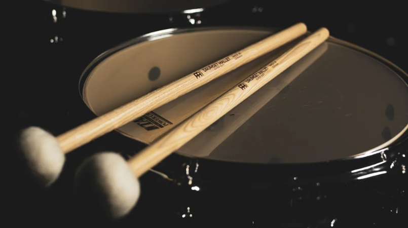 PAR DE BAQUETAS TIPO MAZOS MEINL, MULTIUSOS, DE FIELTRO SUAVE, MADERA NOGAL AMERICANO.