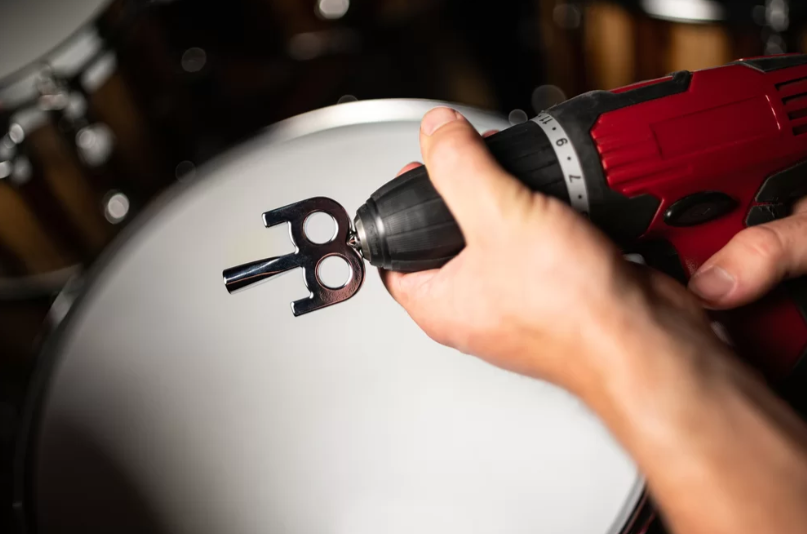 LLAVE MEINL, PARA AFINAR TAMBORES DE BATERIA, CON LOGO DE MEINL, VERSION 1