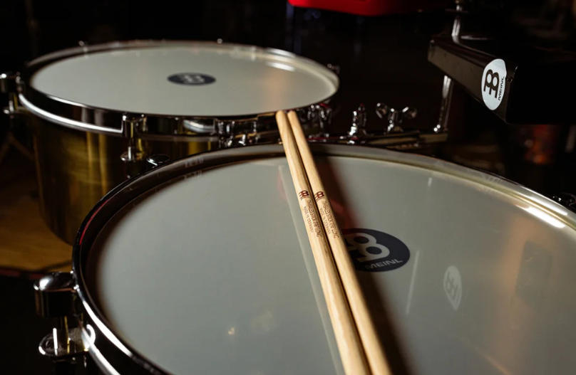 PAR DE BAQUETAS MEINL, PARA TIMBAL, 7/16" DE LARGO