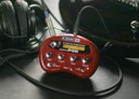 PROCESADOR MULTIEFECTOS LINE 6, SERIE POCKET POD, 300 PRESETS, 32 MODELOS DE AMPLIFICADORES, 16 MODELOS DE PANTALLAS, ULTRA COMPACTO, COLOR ROJO.