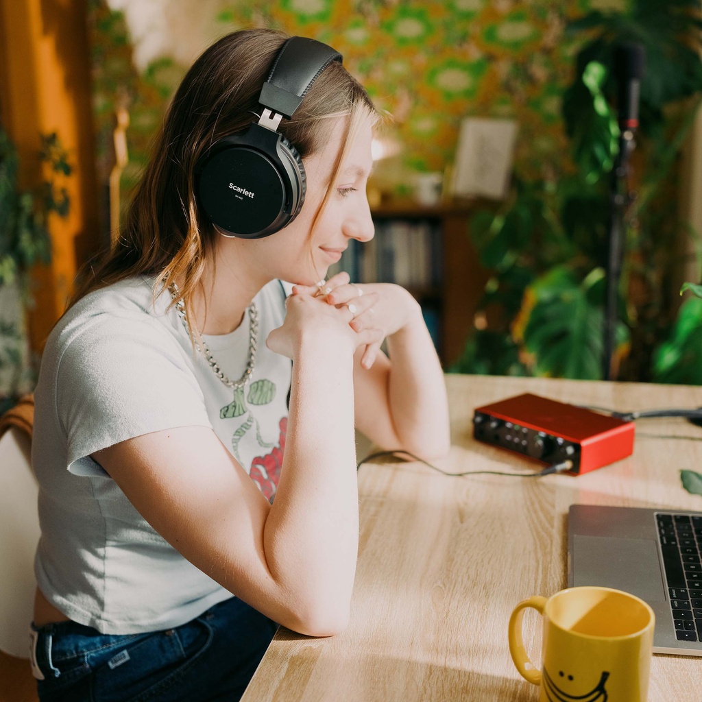 KIT DE INTERFAZ DE AUDIO FOCUSRITE, SERIE SCARLET 2i2 G4, MICROFONO CM25 MkIII, AUDIFONOS HP60 MkIII