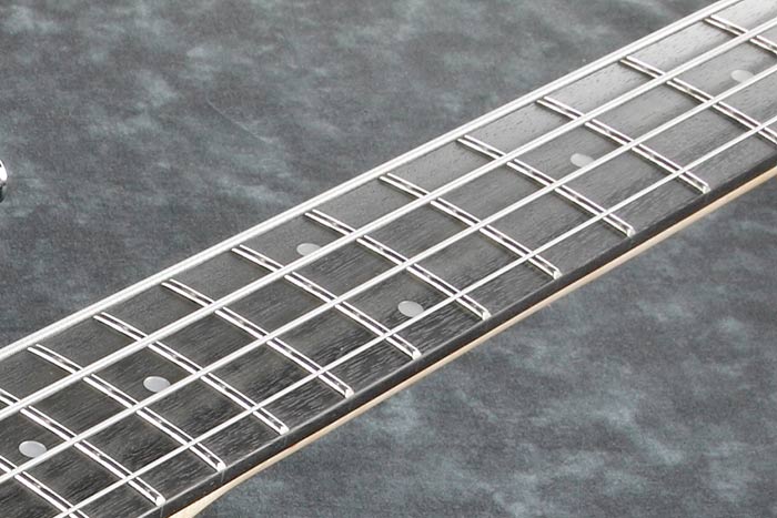 BAJO ELECTRICO IBANEZ, 5 CUERDAS, ACTIVO, COLOR CEREZA, PORO ABIERTO, CON FUNDA