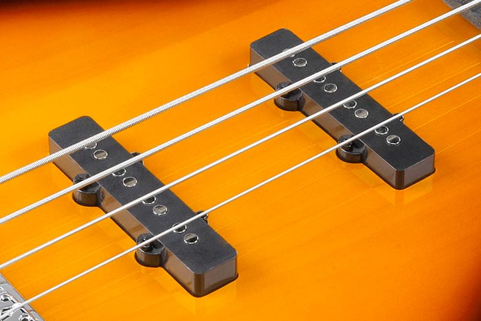 BAJO ELECTRICO IBANEZ, 5 CUERDAS, ACTIVO, COLOR CEREZA, PORO ABIERTO, CON FUNDA