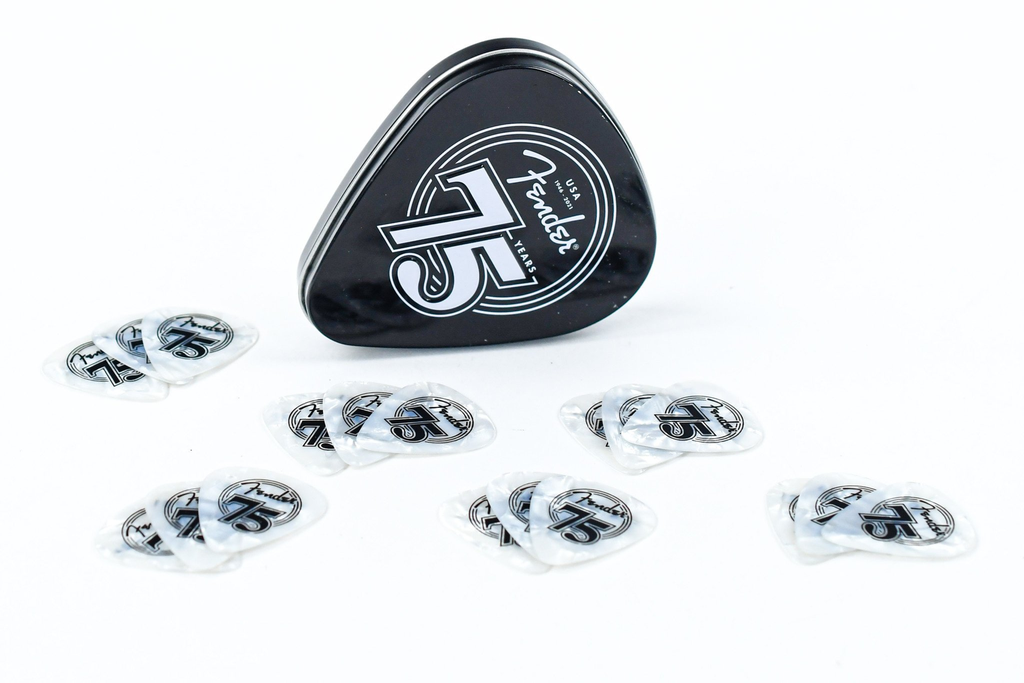 SET DE PUAS FENDER, 75 ANIVERSARIO, 18 UNIDADES, TIPO CELULOIDE PERLADO BLANCA