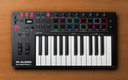 CONTROLADOR MIDI M-AUDIO, USB, 25 MINI TECLAS, 16 PADS RGB, 8 PERILLAS, 9 FADERS, COLOR NEGRO