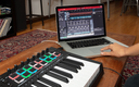 CONTROLADOR MIDI M-AUDIO, USB, 25 MINI TECLAS, 16 PADS RGB, 8 PERILLAS, 9 FADERS, COLOR NEGRO