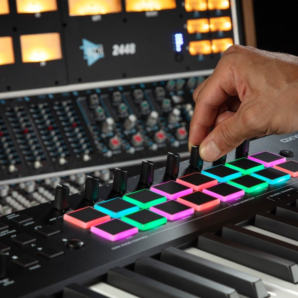 CONTROLADOR MIDI M-AUDIO, USB, 25 MINI TECLAS, 16 PADS RGB, 8 PERILLAS, 9 FADERS, COLOR NEGRO