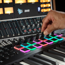 CONTROLADOR MIDI M-AUDIO, USB, 25 MINI TECLAS, 16 PADS RGB, 8 PERILLAS, 9 FADERS, COLOR NEGRO