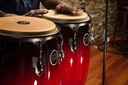 PAR DE CONGA MEINL, MEDIDAS 11 + 12, ACABADO BRILLATE, COLOR WINE RED SUNBURTS CON SOPORTE