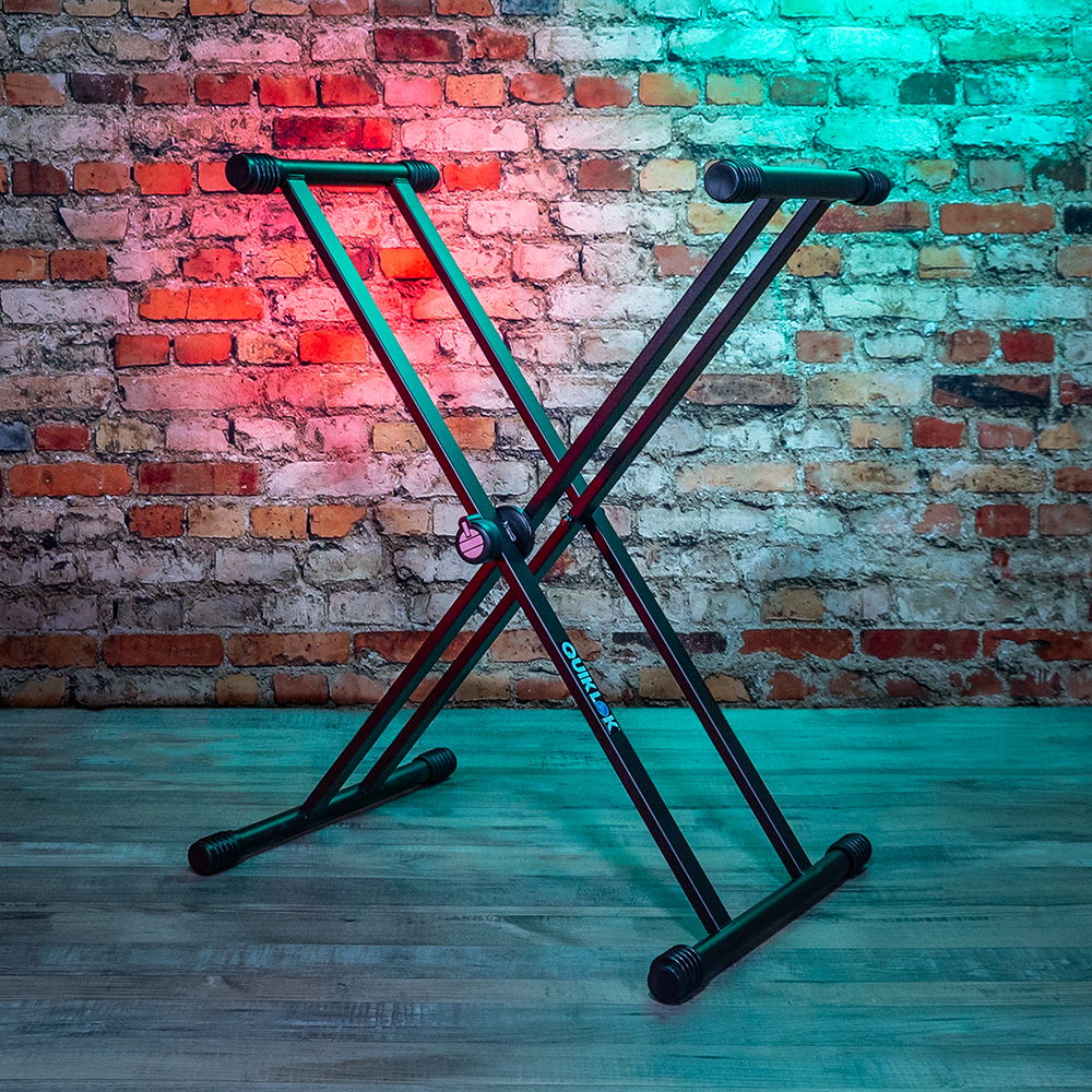 PEDESTAL PARA TECLADO QUIKLOK, CAPACIDAD DE 180 Lb, DOBLE BARRA, COLOR NEGRO