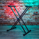 PEDESTAL PARA TECLADO QUIKLOK, CAPACIDAD DE 180 Lb, DOBLE BARRA, COLOR NEGRO