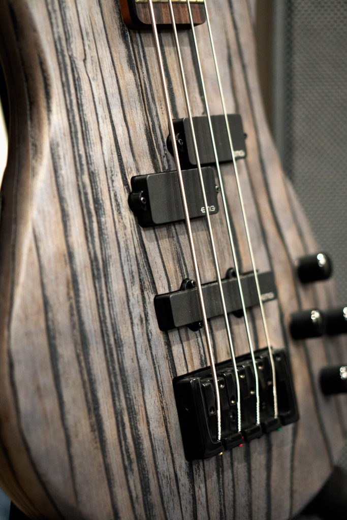 BAJO ELECTRICO SPECTOR, SERIE PULSE, 5 CUERDAS, ACTIVO, MADERA ARCE, FRESNO, EBANO, COLOR GRIS ANTRACITA