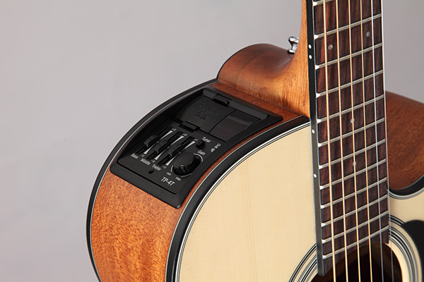 GUITARRA ELECTROACUSTICA TAKAMINE, 37, COMBINACION DE MADERA ABETO, CAOBA Y LAUREL, COLOR NATURAL, CON ESTUCHE
