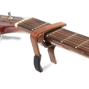 CAPODASTRO VEINTICO, PARA UKULELE, DE METAL , COLOR MADERA OSCURO