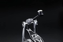 PEDAL TAMA DOBLE PARA BOMBO, TRANSMISION DE CADENA SIMPLE, COLOR NEGRO Y ALUMINIO MATE