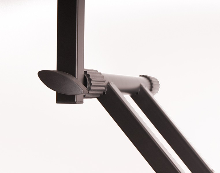 PEDESTAL PARA DOBLE TECLADO SOUNDKING, ESTILO X, DOBLE BARRA, ELEGANTE Y ROBUSTO, AJUSTABLE, COLOR NEGRO