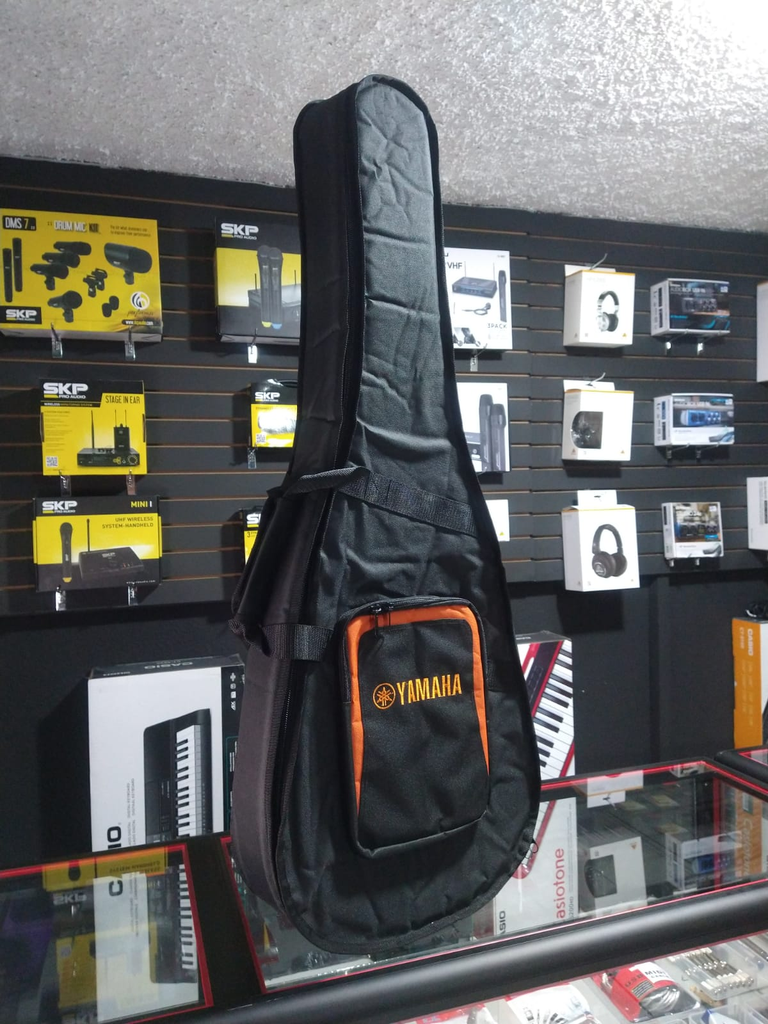 FUNDA PARA GUITARRA ACUSTICA, YAMAHA, ENGUATADO, COLOR NEGRO