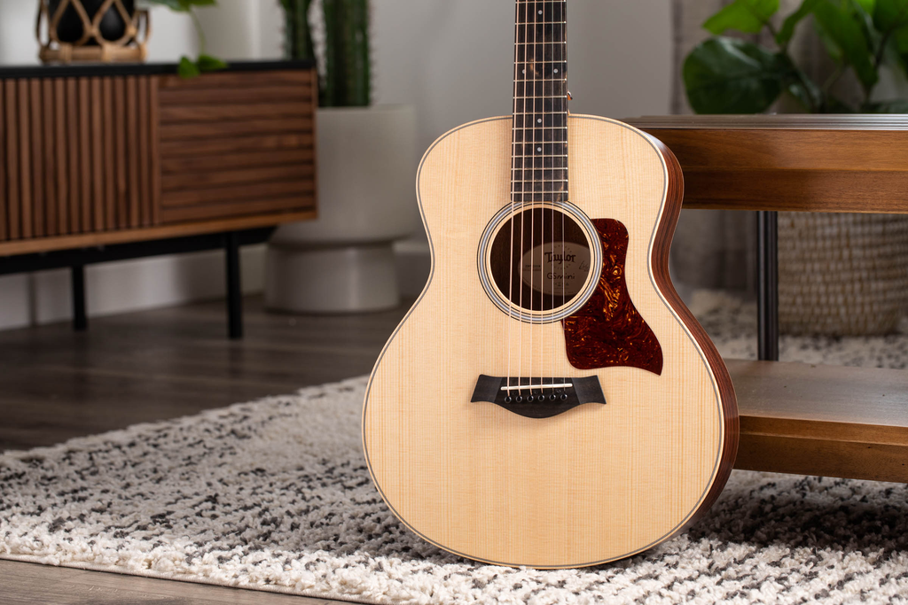 GUITARRA ELECTROACÚSTICA TAYLOR, NATURAL, PALISANDRO, CAOBA Y EBANO, CON ESTUCHE