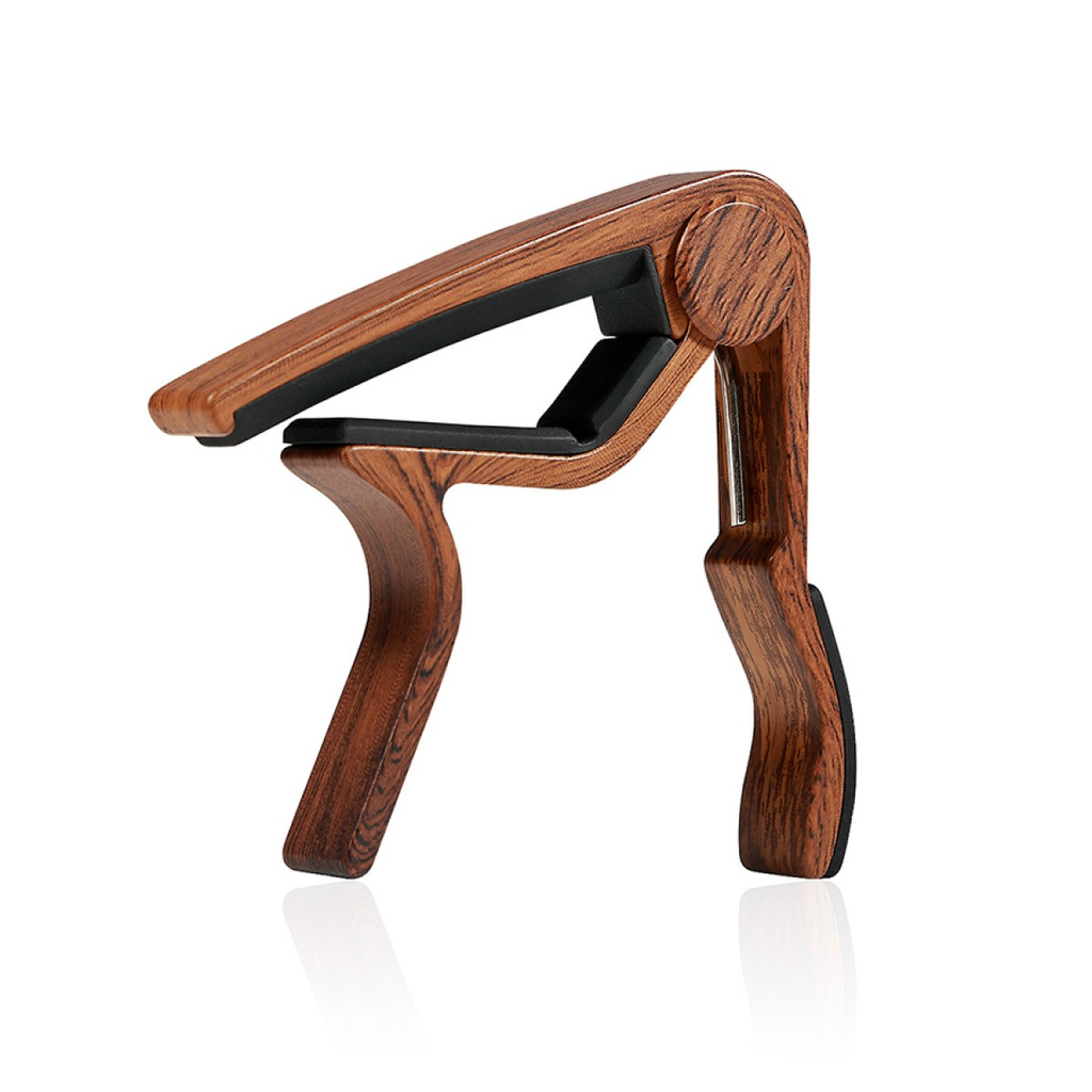 CAPODASTRO VEINTICO, UNIVERSAL PARA GUITARRA, DE METAL COLOR MADERA OSCURO
