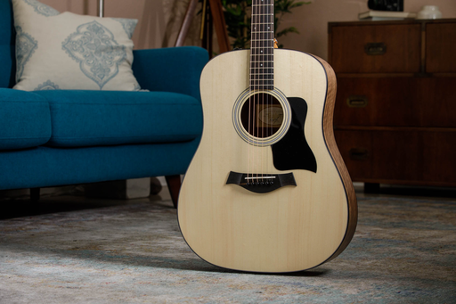 [110E] GUITARRA ELECTROACÚSTICA TAYLOR, NATURAL, NOGAL EN CAPAS, EBANO Y ARCE, CON ESTUCHE